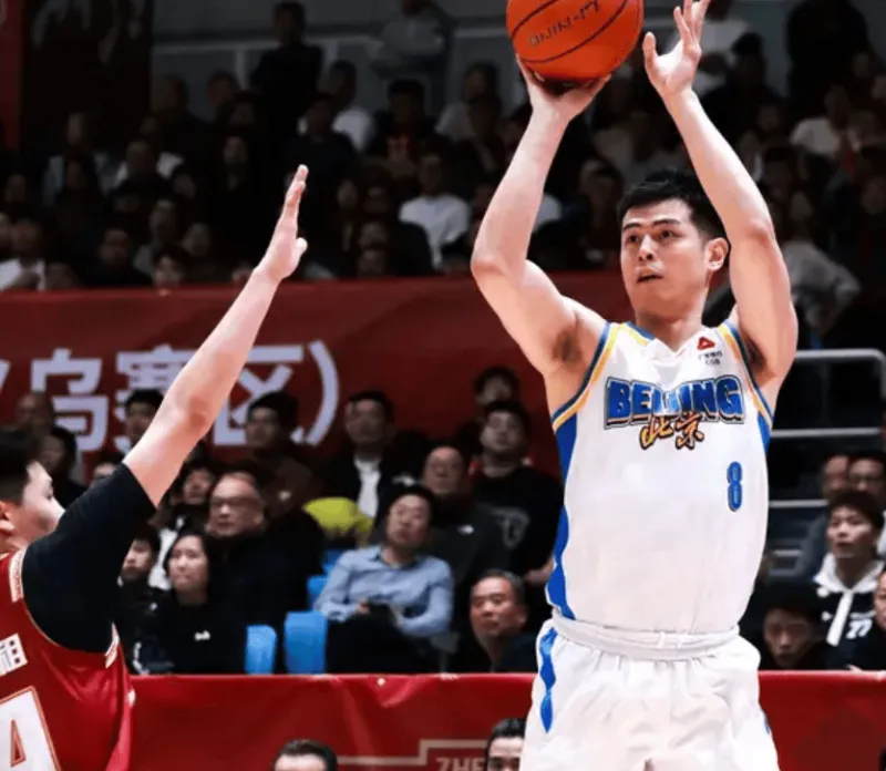 世界杯新闻-陈盈骏7中4得到14分3助攻3失误，方硕4中0得到0分2助攻